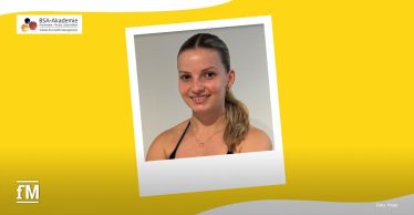 Porträt von Sophie Gunzelmann vor grauem Hintergrund auf einer gelben BSA-Akademie-Grafik.