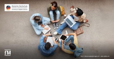Fünf junge Menschen sitzen im Kreis auf dem Boden. Teilweise mit Schreibblöcken oder technischen Geräten auf dem Schoß. Oben links das Logo er Deutschen Hochschule für Prävention und Gesundheitsmanagement, unten links das fM-Logo, unten rechts die Bildquelle.
