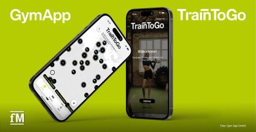 Zwei Smartphones mit der TrainToGo-App vor grünem Hintergrund, links Kartenansicht mit Studios, rechts Startbildschirm mit Trainingsmotiv.