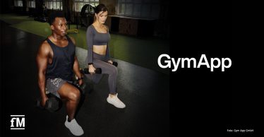 Zwei Personen trainieren mit Kurzhanteln neben dem Schriftzug Gym App
