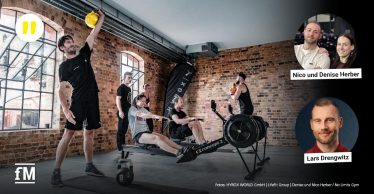 Vordergrund links: Mann hebt eine gelbe Kettlebell einarmig nach oben. Mittig: zwei Personen auf Concept2-Rudergeräten und weitere Teilnehmende beim Training. Hintergrund: Backsteinwand mit HYROX-Banner und großen Fenstern. Rechts oben eingeblendetes Porträt von Nico und Denise Herber. Rechts unten eingeblendetes Porträt von Lars Drengwitz.