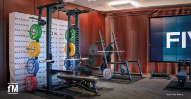 Matrix DFB-Frauen Trainingsraum mit Hantelbänken, Half Racks und Gewichten von Matrix.