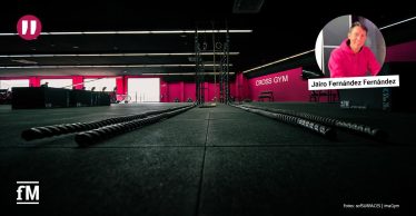 Trainingsfläche eines imaGym-Studios mit Kraftgeräten und sofSURFACES-Bodenbelag für gelenkschonendes Training.