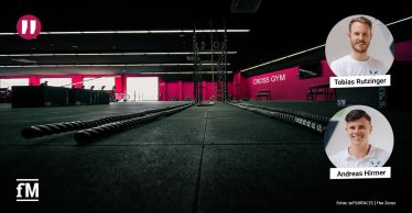 Trainingsfläche eines Fitnessstudios mit Kraftgeräten und sofSURFACES-Bodenbelag für gelenkschonendes Training, rechts zwei Autorenbilder.