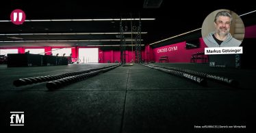 Trainingsfläche eines Fitnessstudios mit funktionalem Bodenbelag von sofSURFACES, rechts Porträt eines Mannes