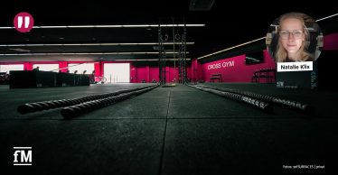 Trainingsfläche eines Studios mit Kraftgeräten und sofSURFACES-Bodenbelag für gelenkschonendes Training.