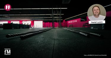 Trainingsfläche eines Fitnessstudios mit funktionalem Bodenbelag von sofSURFACES, rechts Porträt eines Mannes