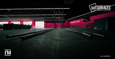 Trainingsfläche eines imaGym-Studios mit Kraftgeräten und sofSURFACES-Bodenbelag für gelenkschonendes Training.