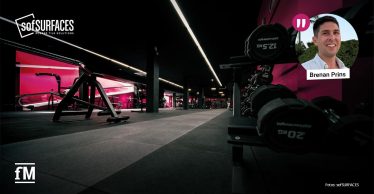 Fitnessstudio mit Trainingsgeräten und Hantelablage, eingeblendetes Porträt von Brennan Prins