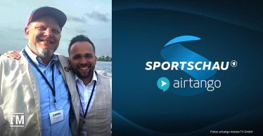 Zwei Männer mit Namensschildern lächeln in die Kamera, im Hintergrund ein Gewässer. Rechts daneben ist das Logo der Sportschau und das Logo von airtango auf blauem Hintergrund zu sehen.