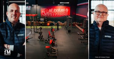 Das dreigeteilte Bild zeigt mittig ein Fitnessstudio mit roten Akzenten, modernen Geräten und einer markanten Wandgestaltung mit Logo. Rechts ist ein Porträtfoto von Rainer Mast (CFO), links eines von Stephan Schulan (CEO).