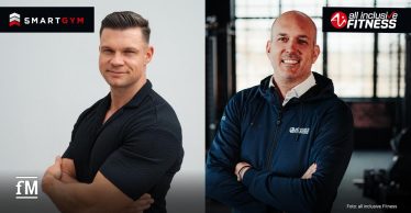 Zwei Männer im Porträt mit verschränkten Armen: links ein muskulöser Mann im schwarzen Shirt vor hellem Hintergrund mit „SMARTGYM“-Logo, rechts ein lächelnder Mann im dunklen Hoodie vor Fitnessstudiokulisse mit „all inclusive Fitness“-Logo.