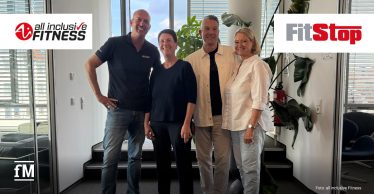 Vier Personen (Stephan Schulan, Doris Gartner, Dr. Stefan Rauscher & Stefani Rauscher) stehen gemeinsam in einem hellen Büroraum vor einer Fensterfront