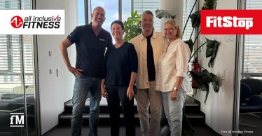Vier Personen (Stephan Schulan, Doris Gartner, Dr. Stefan Rauscher & Stefani Rauscher) stehen gemeinsam in einem hellen Büroraum vor einer Fensterfront
