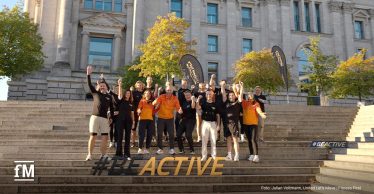 Gruppenfoto beim parlamentarischen Workout vor dem Reichstagsgebäude in Berlin.