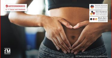 Nahaufnahme einer Sportlerin, die mit den Händen ein Herzsymbol über dem Bauch formt. Hinweis auf den Aufstiegskongress 2025 mit Fokus auf Darmgesundheit und körperliche Aktivität.