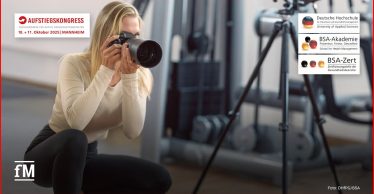 Eine Frau mit Kamera fotografiert in einem Fitnessstudio-Setting. Aufstiegskongress Logo und DHfPG und BSA-Akademie Logos rechts und links oben in den Ecken.