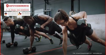 Drei Personen trainieren mit Kurzhanteln in einem Fitnessstudio.