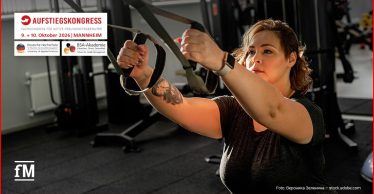 Frau trainiert an einem Fitnessgerät; eingeblendet sind Aufstiegskongress 2026 und Mannheim.