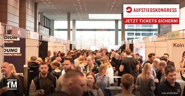 Besucherinnen und Besucher bewegen sich durch einen gut gefüllten Messegang mit zahlreichen Ausstellerständen in einer großen Kongresshalle.