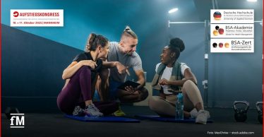 Drei junge Menschen sitzen in Sportkleidung auf Matten im Fitnessstudio und unterhalten sich freundlich. Im Hintergrund sind Hanteln sichtbar. Links oben wird der Aufstiegskongress im Oktober 2025 beworben.