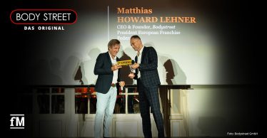 Matthias H. Lehner nimmt auf einer Bühne einen L’Express-Award entgegen