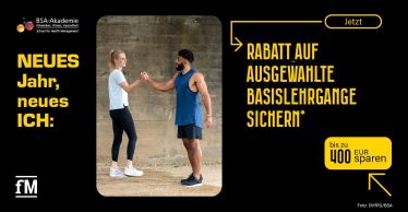 Zwei sportlich gekleidete Erwachsene geben sich im Freien die Hand: links eine Frau, rechts ein Mann. Vor dem dunklen Hintergrund sind Textelemente zur BSA-Akademie zu sehen.