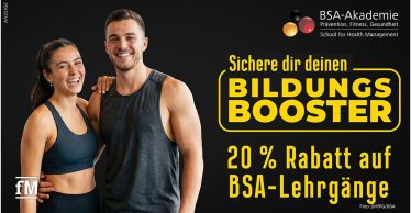 Werbebild mit dunklem Hintergrund: links lächelndes sportliches Paar in Sportkleidung (Frau im Sport-BH, Mann im ärmellosen Shirt), rechts gelber Text in Rahmen: „Sichere dir deinen BILDUNGS BOOSTER“ sowie darunter „20 % Rabatt auf BSA-Lehrgänge“; oben rechts Logo „BSA-Akademie“.