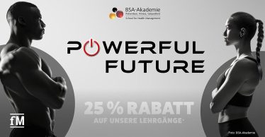 Zwei sportliche Personen bewerben die Aktion 'Powerful Future' mit 25 Prozent Rabatt auf BSA-Lehrgänge