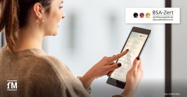 Eine Frau bedient ein Tablet mit Ausbildungsplattform, oben rechts befindet sich das Logo der BSA-Zert.