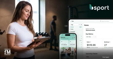 Frau mit Tablet vor Darstellung der bsport-Software auf Smartphone und Desktop