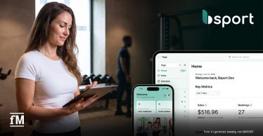 Trainerin mit Tablet neben bsport-Logo sowie Smartphone- und Desktopansicht der Software