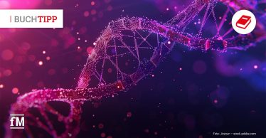 Nahaufnahme einer stilisierten DNA-Doppelhelix aus leuchtenden pinken und violetten Partikeln. Die Helix verläuft diagonal von links unten nach rechts oben vor dunkelviolettem Hintergrund. Im Vordergrund und Hintergrund sind unscharfe Lichtpunkte sichtbar.