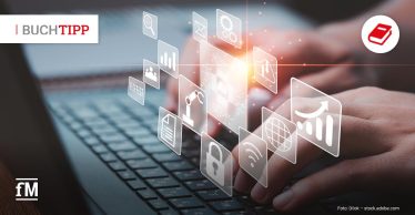 Nahaufnahme einer Tastatur mit Händen und eingeblendeten digitalen Symbolen wie Schloss, Diagrammen und Netzwerksymbolen; links oben steht „Buchtipp“.