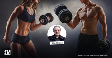 Zwei sportliche Personen, eine Frau links und ein Mann rechts, trainieren mit Kurzhanteln. In der Mitte des Bildes befindet sich ein rundes Porträtfoto eines älteren Mannes mit Brille und grauen Haaren. Darunter steht der Name „Albert Busek“.