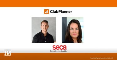 ClubPlanner- und seca-Logos mit zwei Porträtfotos auf weißem Hintergrund und orangefarbenen Flächen