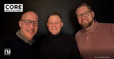 Drei Männer stehen nebeneinander vor dunklem Hintergrund und schauen zur Kamera. Von links nach rechts: Falko Fritzsche mit Brille und dunklem Pullover, Patrick Sorg im schwarzen Rollkragenpullover und Christopher Adams mit Brille und rosa Polohemd. Im oberen linken Bildbereich befindet sich das Logo Core Health & Fitness