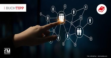 Hand berührt ein digitales Netzwerk aus miteinander verbundenen Personensymbolen.
