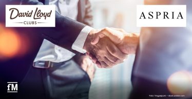 Zwei Personen im Businessoutfit beim Handschlag, links das Logo „David Lloyd Clubs“, rechts das Logo „ASPRIA“, unten links fM Logo.