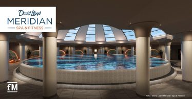 Rundes Schwimmbecken unter Kuppeldecke mit Säulen und beleuchteten Wandnischen.