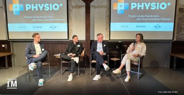 Vier Personen sitzen auf einer Bühne vor zwei Leinwänden mit dem Schriftzug „PHYSIO+“ und den Logos von EGYM, POSITION Consulting und DSB-ONE. Rechts spricht eine Frau mit Mikrofon.