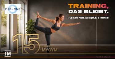 Frau in Sportkleidung bei einer Balanceübung, daneben DSB-ONE Logo und Schriftzug „15 Jahre MYGYM“