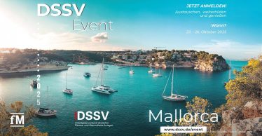 Türkisblaues Meer in einer Bucht vor einer Insel im Süden. Auf dem Wasser dümpeln weiße Segelboote. Der Text wirbt für das DSSV-Event 2025 auf Mallorca.