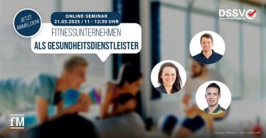Grafik zum DSSV-Online-Seminar 'Fitnessunternehmen als Gesundheitsdienstleister'. In der Bildmitte befindet sich ein großer Sprechblasen-Titel mit dem Hinweis auf das Online-Seminar am 21. Mai 2025 von 11 bis 12:30 Uhr. Drei runde Porträtfotos zeigen die Referierenden: Prof. Dr. Sarah Kobel (unten links), Prof. Dr. Arne Morsch (oben rechts) und Christoph Trampert (unten rechts). Im Hintergrund sieht man unscharf eine Trainingssituation in einem Fitnessstudio. Oben rechts das DSSV-Logo mit dem Hinweis 'Qualitätsoffensive', unten links das Logo von fitness MANAGEMENT.