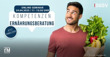 Ein lächelnder Mann in einem roten T-Shirt hält eine Papiertüte voller frischem Gemüse und Obst. Links im Bild steht ein Werbebanner für ein Online-Seminar zum Thema 'Kompetenzen Ernährungsberatung', das am 24.04.2025 von 11:00 bis 12:30 Uhr stattfindet. Oben rechts ist das Logo des Veranstalters DSSV zu sehen. Ein runder Button fordert zur Anmeldung mit 'Jetzt anmelden!' auf.