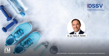 Links: Blaue Hanteln, Wasserflasche, türkise Sportschuhe und Massageball auf hellem Boden. Rechts: DSSV-Logo und rundes Porträtfoto mit Namenslabel Dr. jur. Hans A. Geisler.