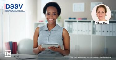 Junge Frau mit Tablet in Praxisbüro, DSSV-Logo und kleines Portrait einer Expertin eingeblendet.