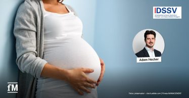 Schwangere Person mit beiden Händen am Bauch im linken Bildbereich vor blauem Hintergrund. Rechts rundes Porträtfoto von Adam Hecher im Anzug.