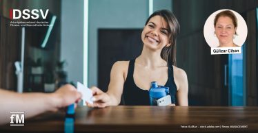 Eine junge Frau im Fitnessstudio reicht am Empfang eine Karte, daneben DSSV-Logo und rechts oben rundes Porträtfoto von Gülizar Cihan.