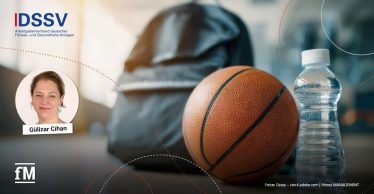 Basketball, Wasserflasche, DSSV-Logo und Porträt einer Frau vor unscharfem Studiohintergrund.